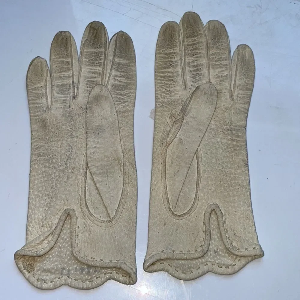 Vtg‎ 50s/60s light gray pebbled Leather gloves with scalloped hems at wrist